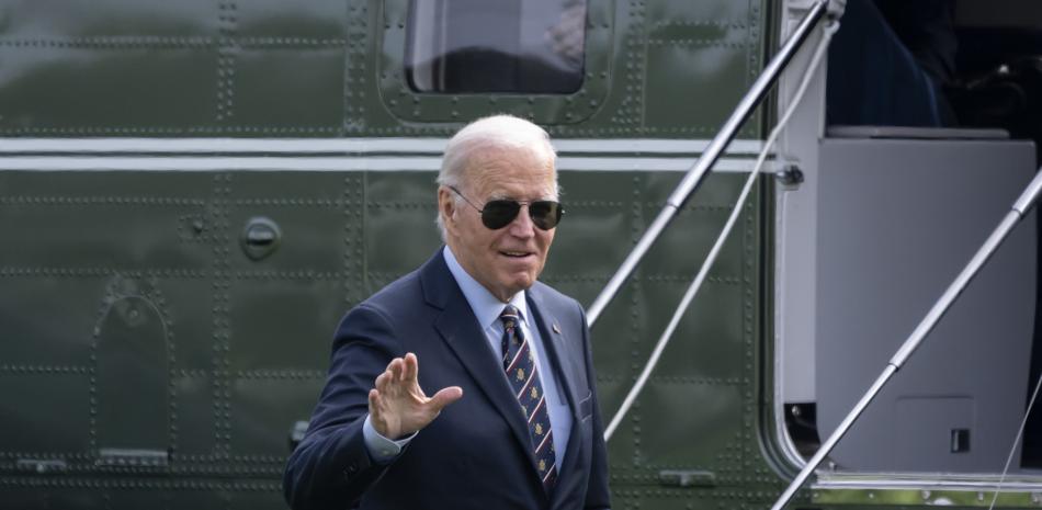 Biden stands by Marine One helicopter