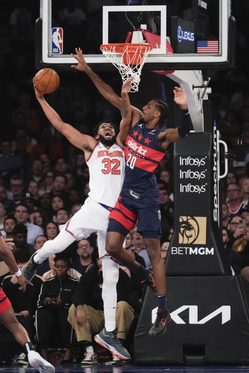 Dos jugadores luchan por baloncesto