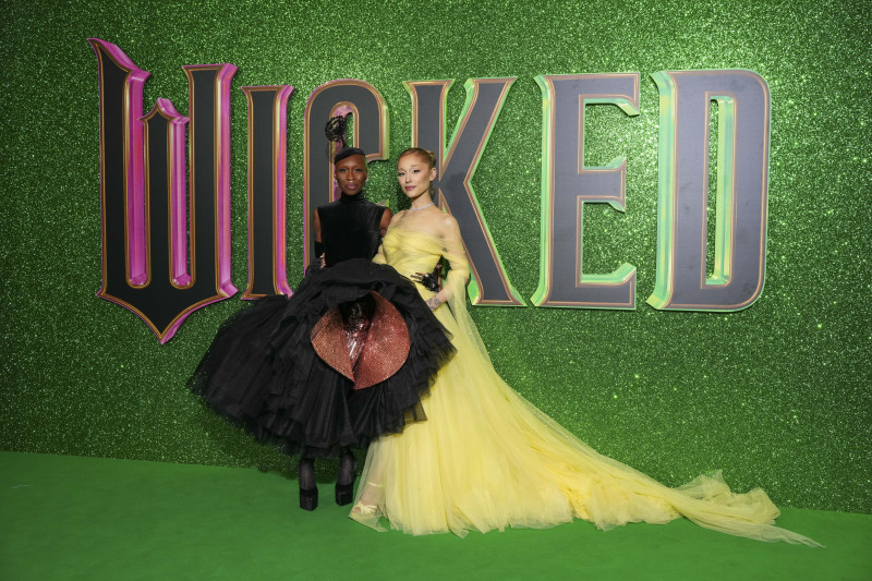 Dos mujeres posan en vestidos elegantes