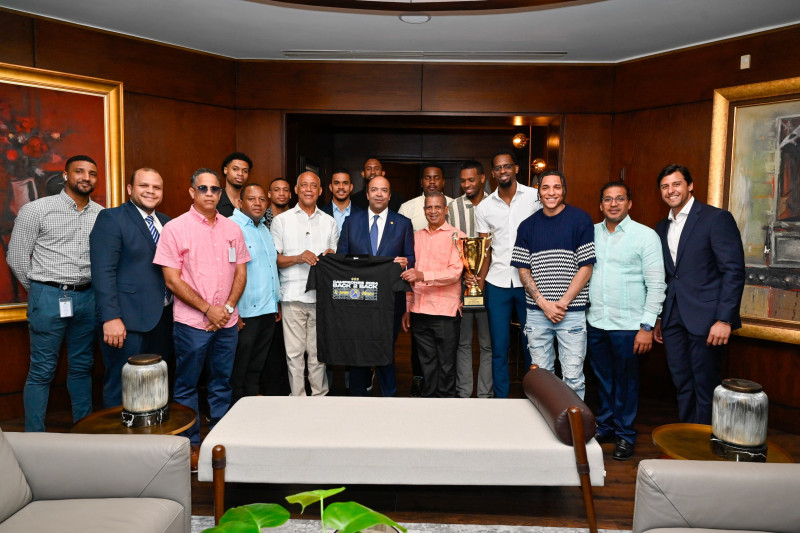 Grupo de hombres sonriendo en reunión