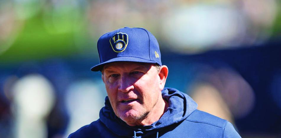 Hombre con gorra de béisbol azul