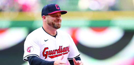 Jugador de béisbol con camiseta blanca