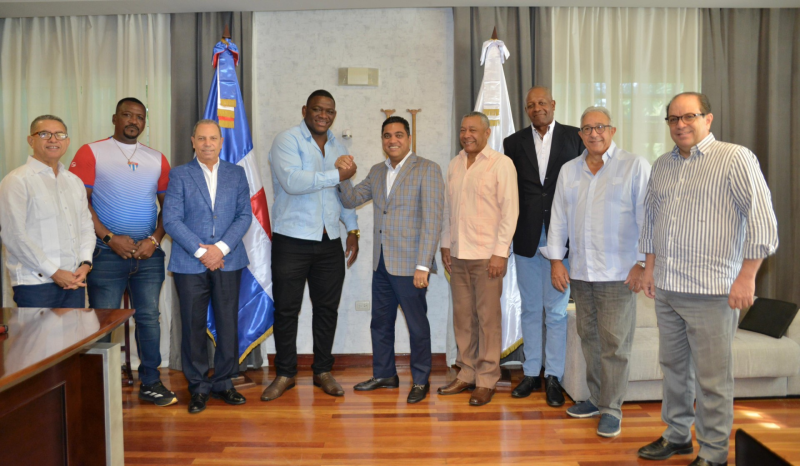 Grupo de hombres posando juntos