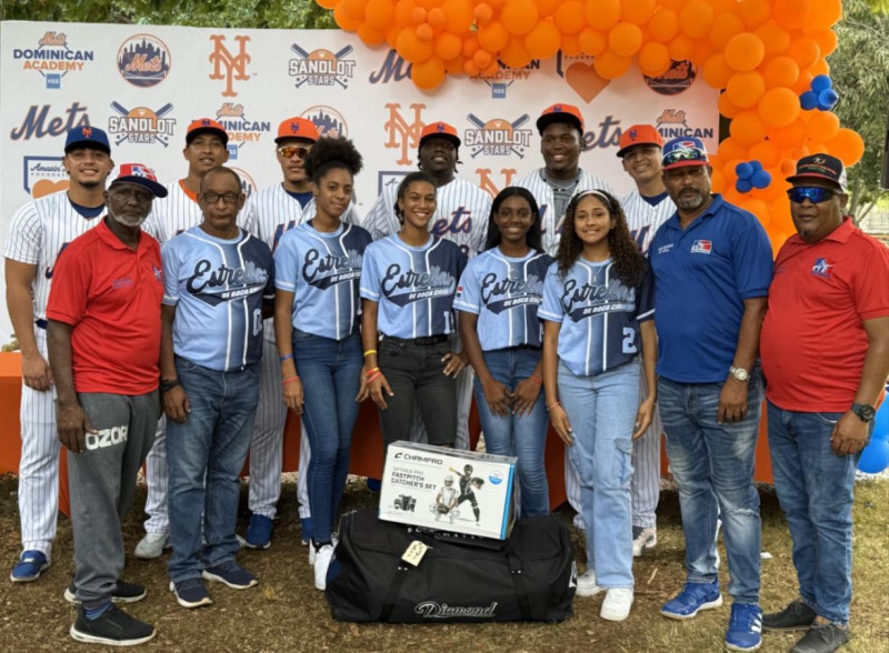 Equipo de jugadores de béisbol uniformados