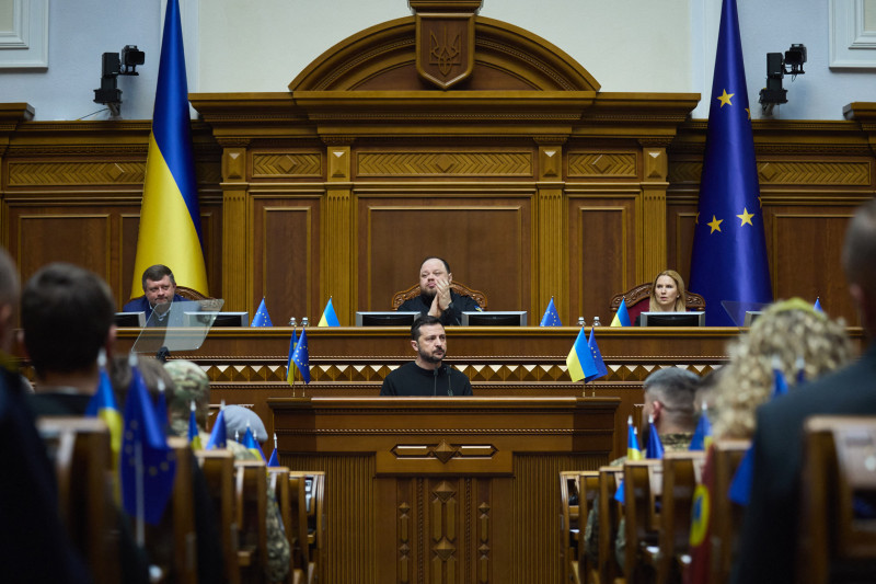 Volodímir Zelenski habla al parlamento ucraniano