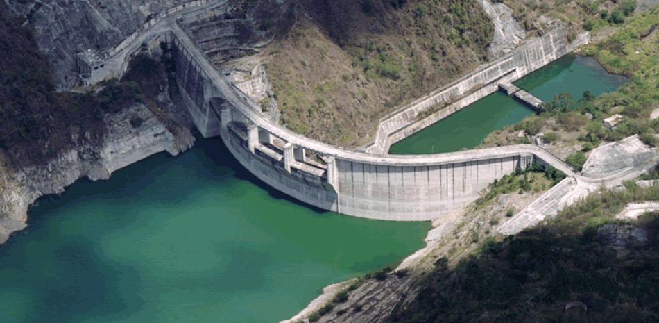 Represa hidroeléctrica entre colinas verdes