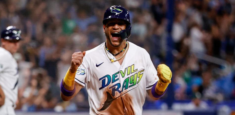 Jugador de béisbol con uniforme blanco