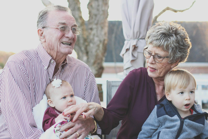 Abuelos y nietos al aire libre