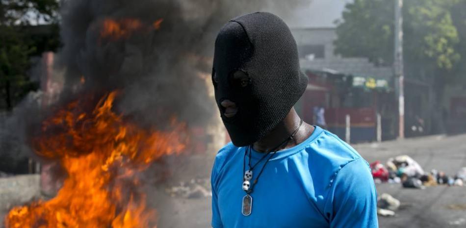 Manifestante enmascarado en protesta callejera