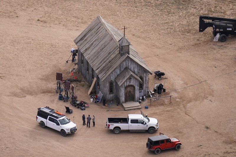 Equipo de filmación junto a iglesia