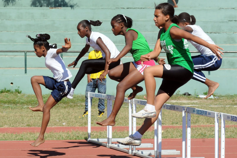 Niñas saltando vallas en atletismo