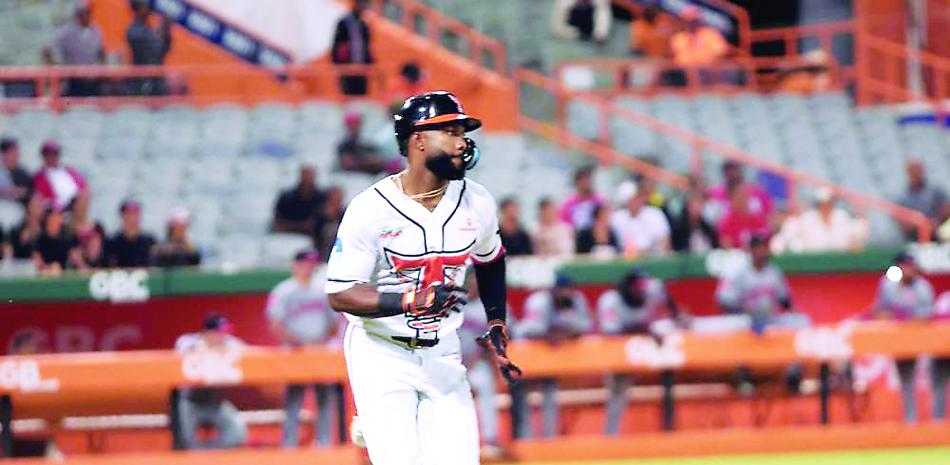 Jugador de béisbol lanzando pelota