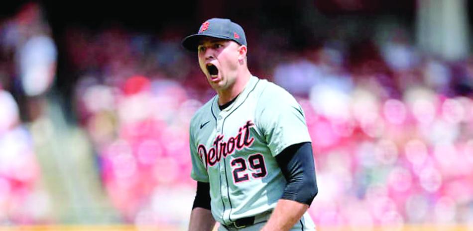 Jugador de béisbol con uniforme blanco