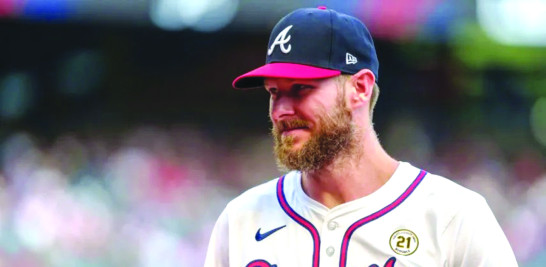 Hombre con gorra de béisbol