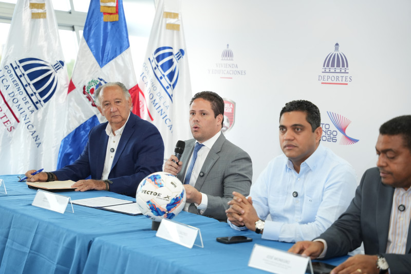 Hombres de negocios reunidos en mesa