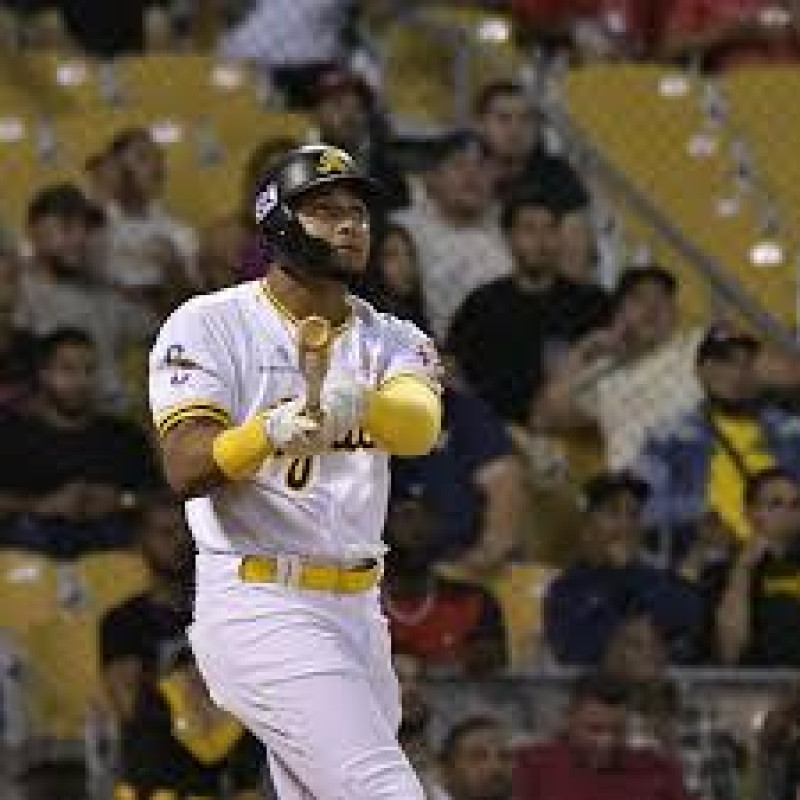 Jugador de béisbol bateando en uniforme