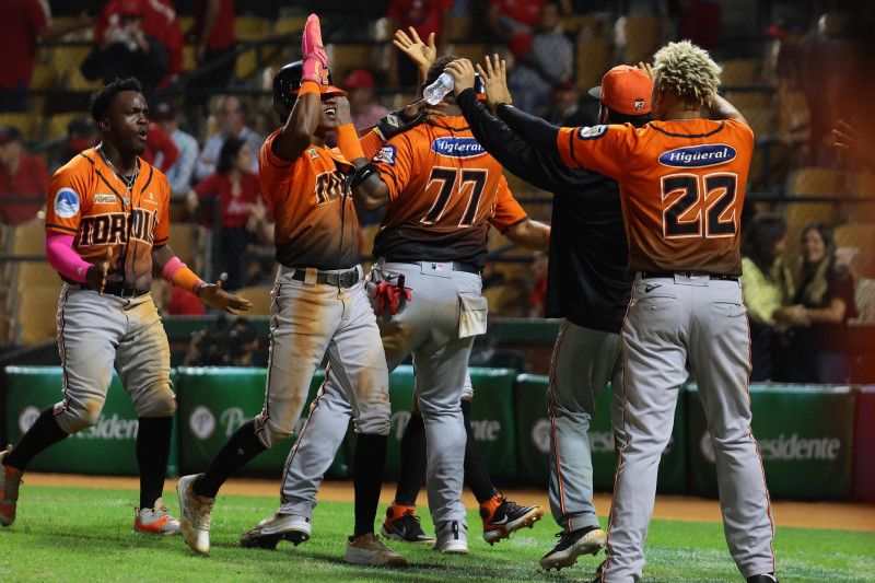 Jugadores de béisbol celebrando victoria