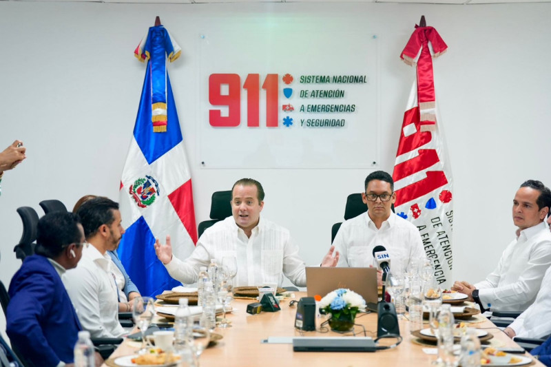 Personas reunidas en sala empresarial