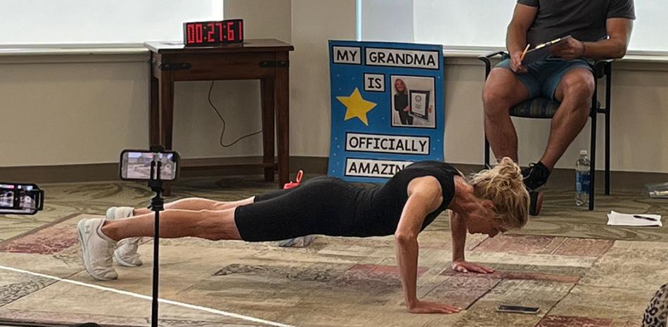 Mujer en posición plancha fitness