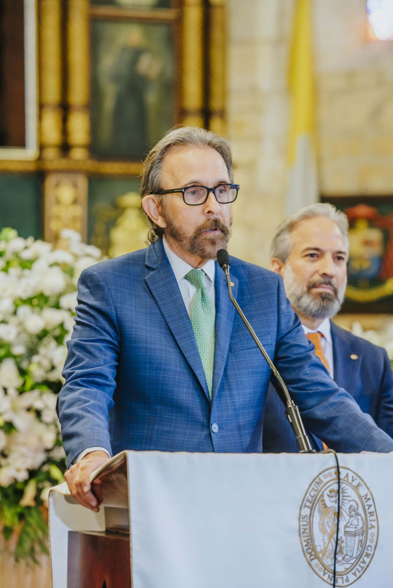 Hombre habla desde podio