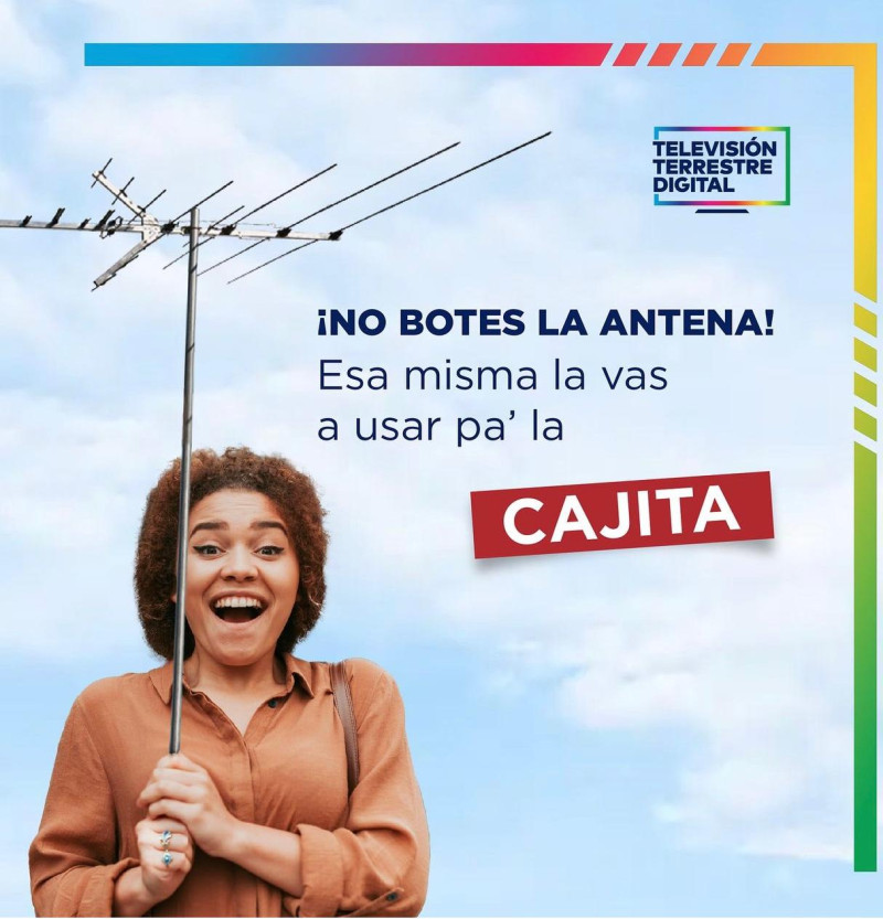 Mujer con antena de televisión