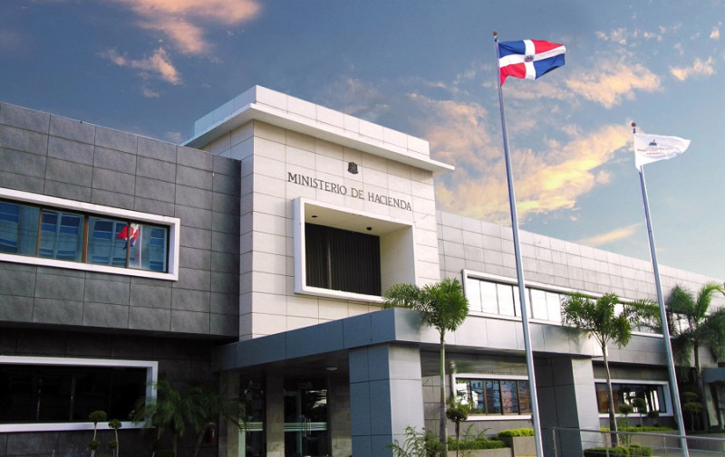 Bandera dominicana en edificio gubernamental