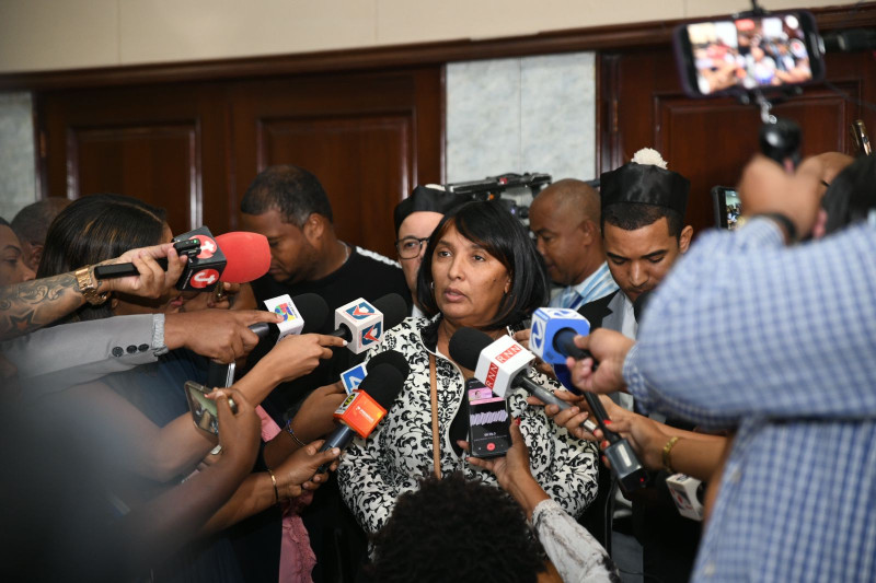 Mujer rodeada por la prensa