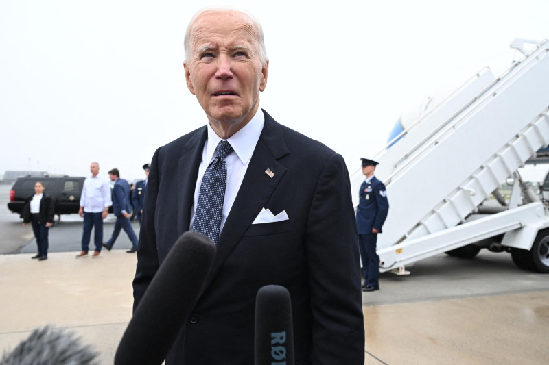 Biden hablando ante micrófono