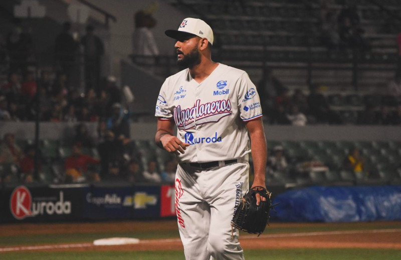 Jugador de béisbol con uniforme blanco