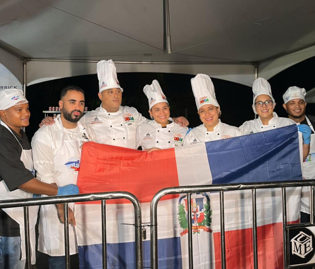 Cocineros sostienen bandera dominicana