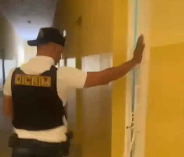 Policía en pasillo de edificio