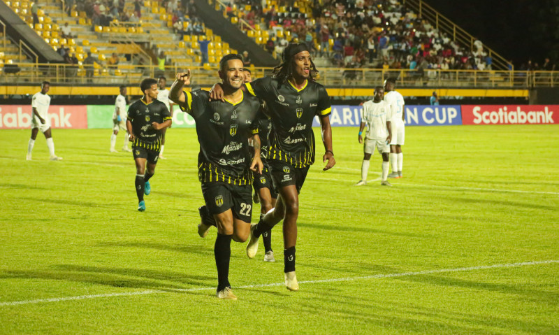 Futbolistas compiten en el campo