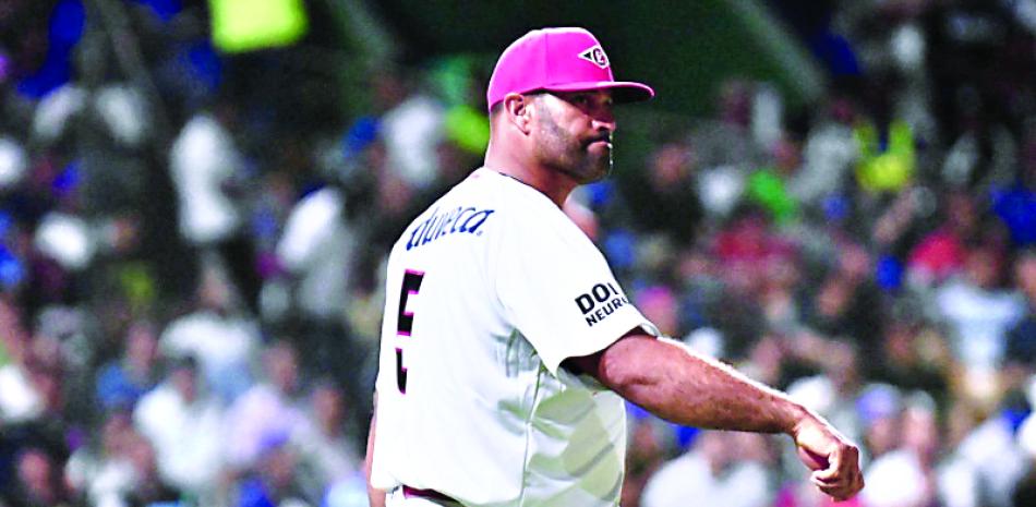 Jugador sostiene pelota de béisbol