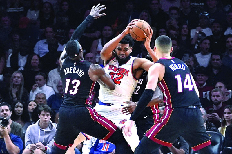 Jugador de baloncesto rodeado por defensas