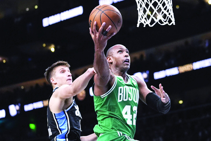 Jugador de verde lanzando baloncesto