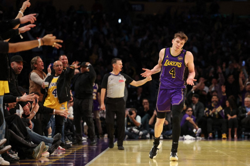 Jugador de Lakers corre en cancha