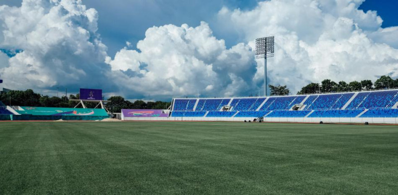 estadio de béisbol vacío entre árboles