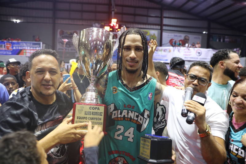 Hombre sostiene trofeo en celebración