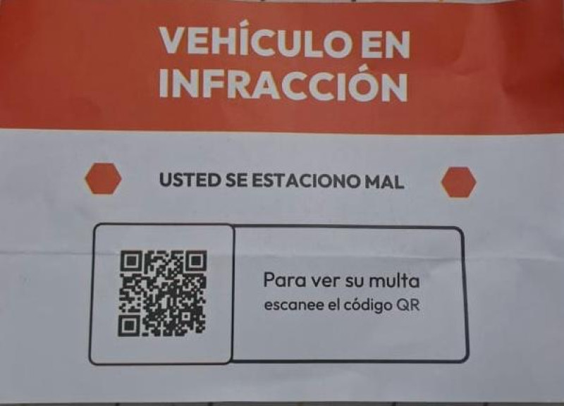 Letrero naranja con código QR