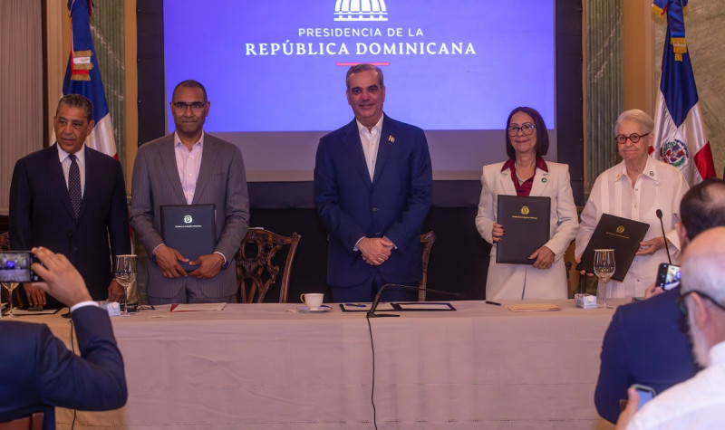 Grupo desayuna en restaurante