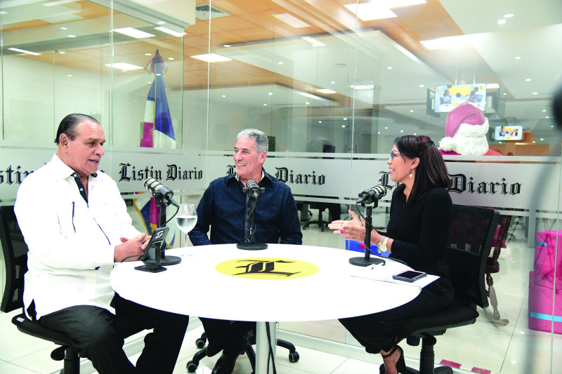 Tres personas conversando en mesa