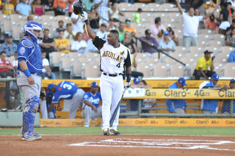 Jugador celebra en home plate