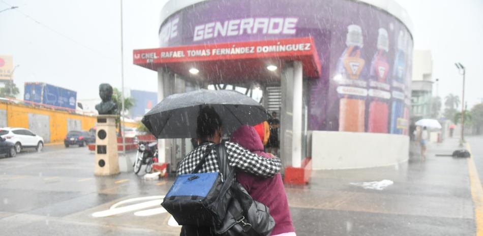 Pareja comparte un paraguas bajo lluvia