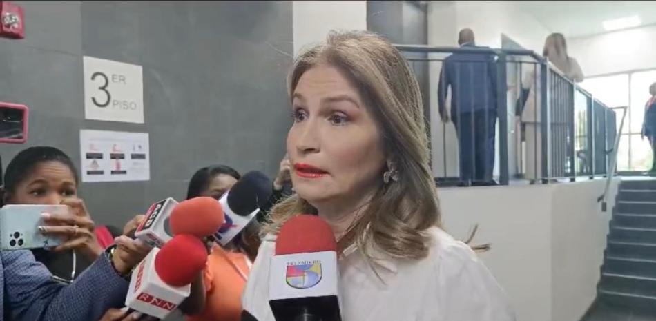 Mujer habla en conferencia de prensa