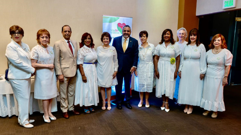 Grupo de novias posando juntas