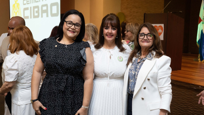 Tres mujeres sonriendo para foto