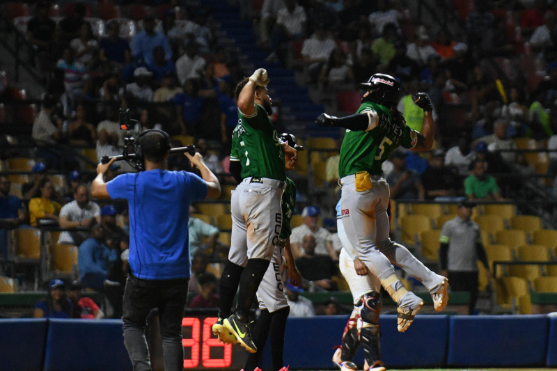 Jugadores celebrando en el campo