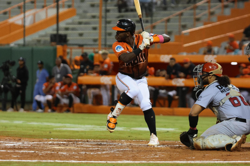 Jugador de béisbol bateando