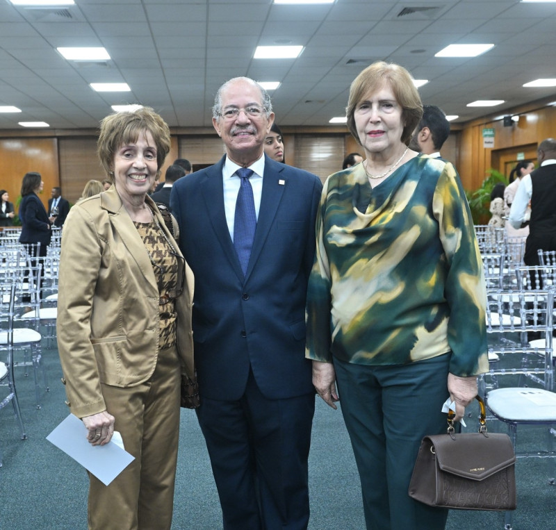 Tres personas conversan en oficina moderna