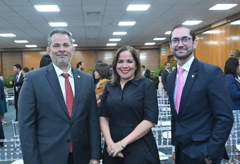 Tres personas vestidas formalmente